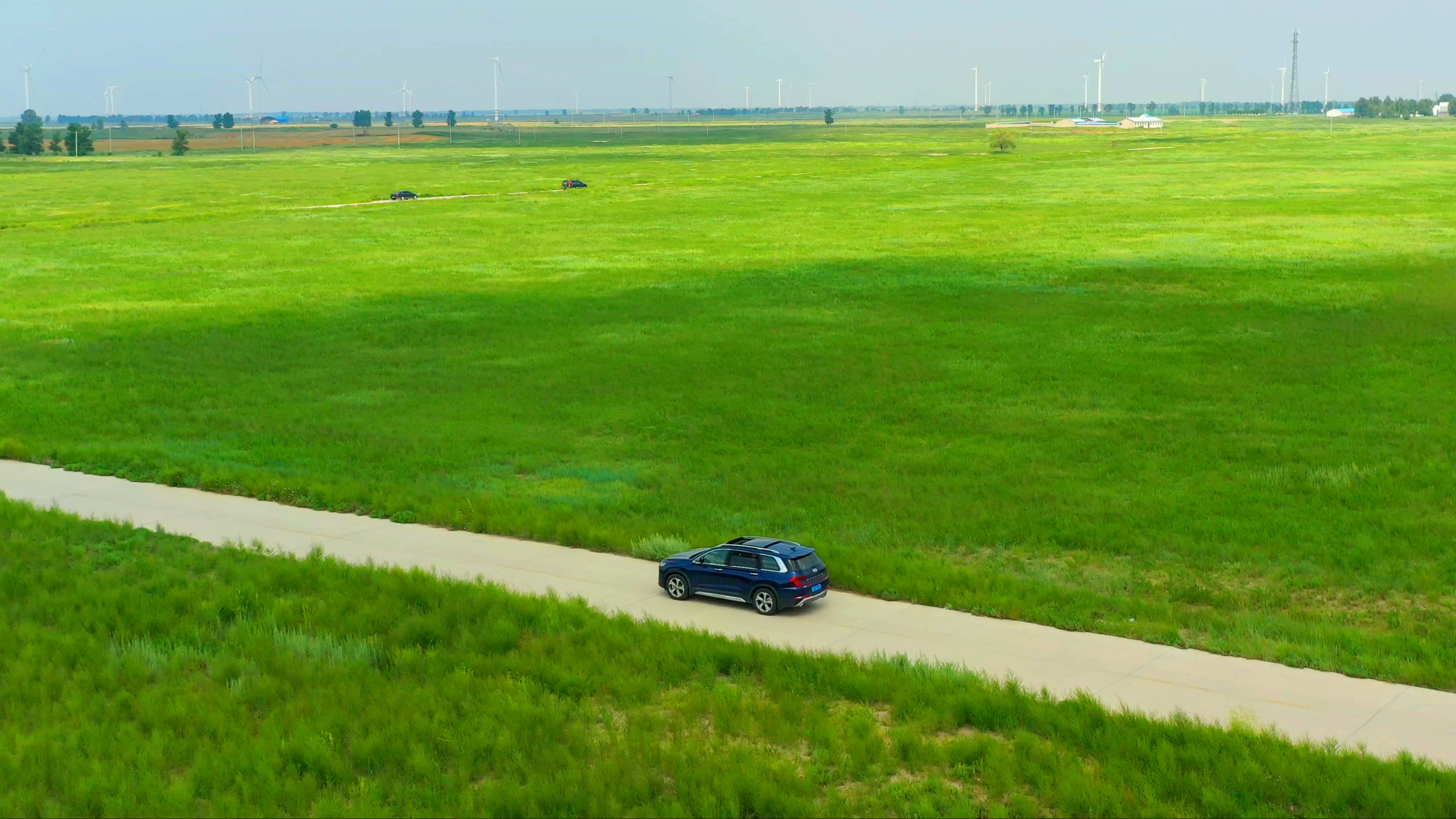 4k航拍汽车行驶来内蒙古草原公路上视频的预览图