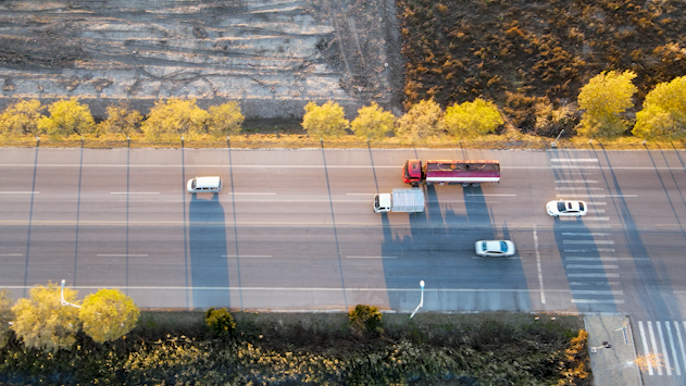 4K航拍公路上车辆行驶唯美空镜头视频的预览图