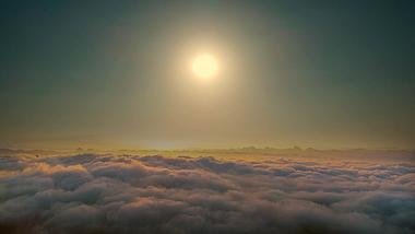 4K航拍山峰云海日出壮观景色意境实拍视频的预览图