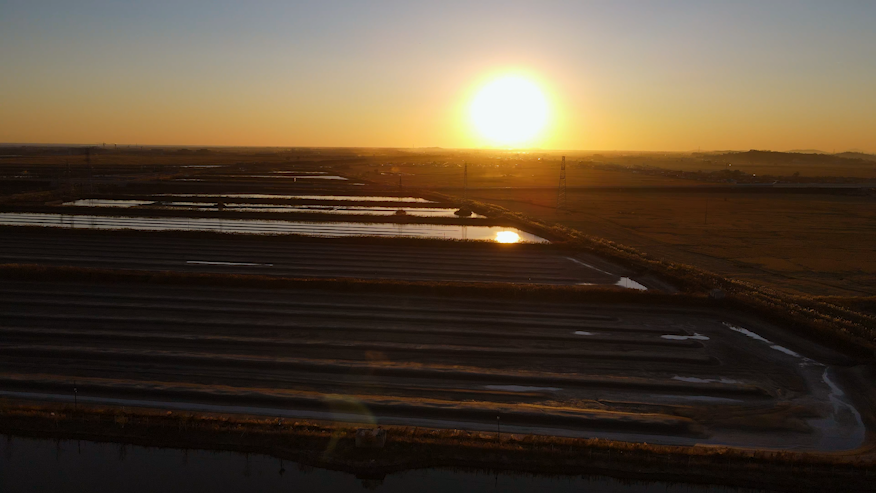 4K航拍唯美乡村农田夕阳下山空镜头视频的预览图