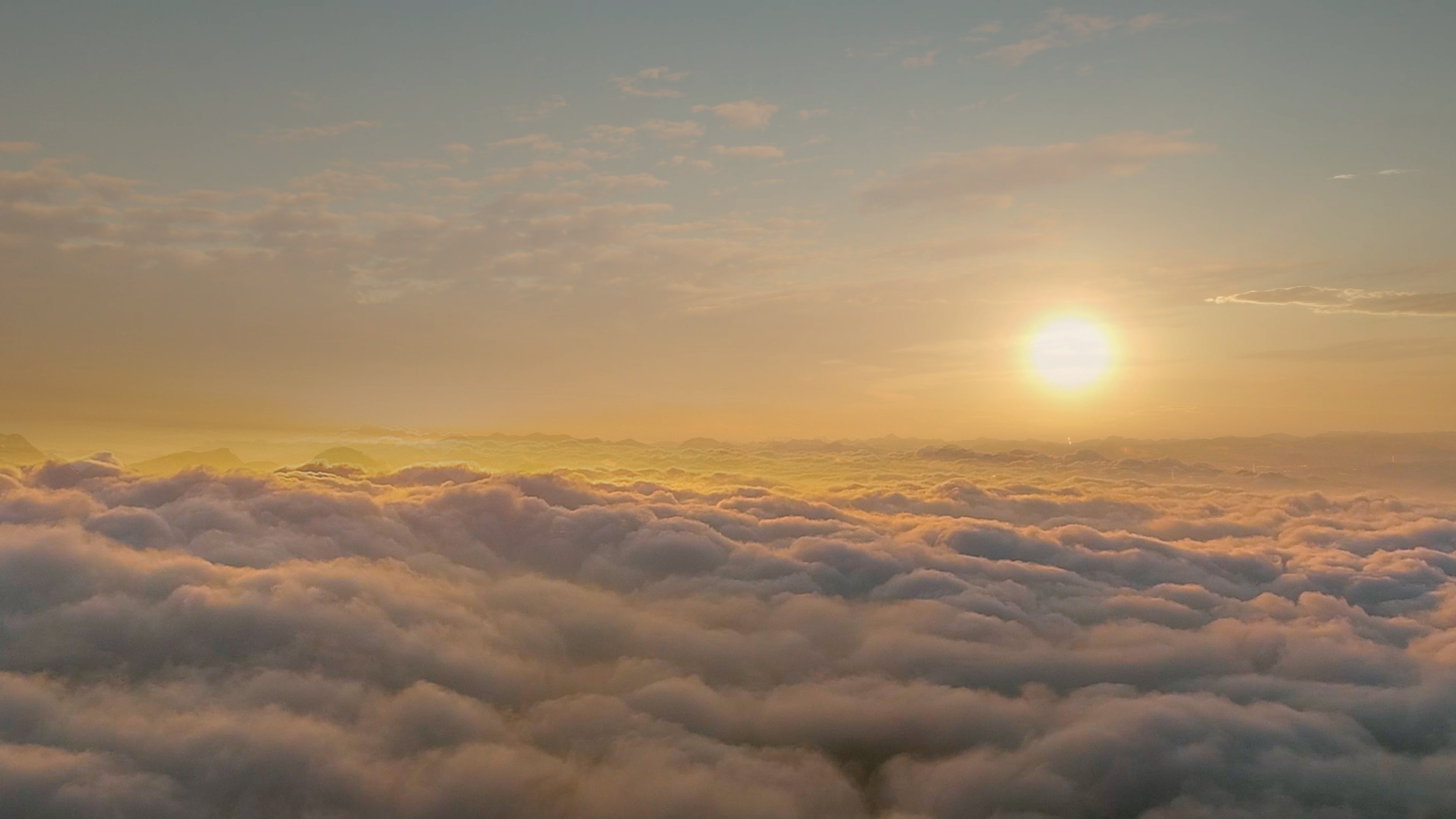 4K航拍山峰云海日出壮观意境实拍视频的预览图