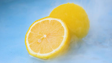 1080实拍饮品店宣传新鲜黄色柠檬视频的预览图