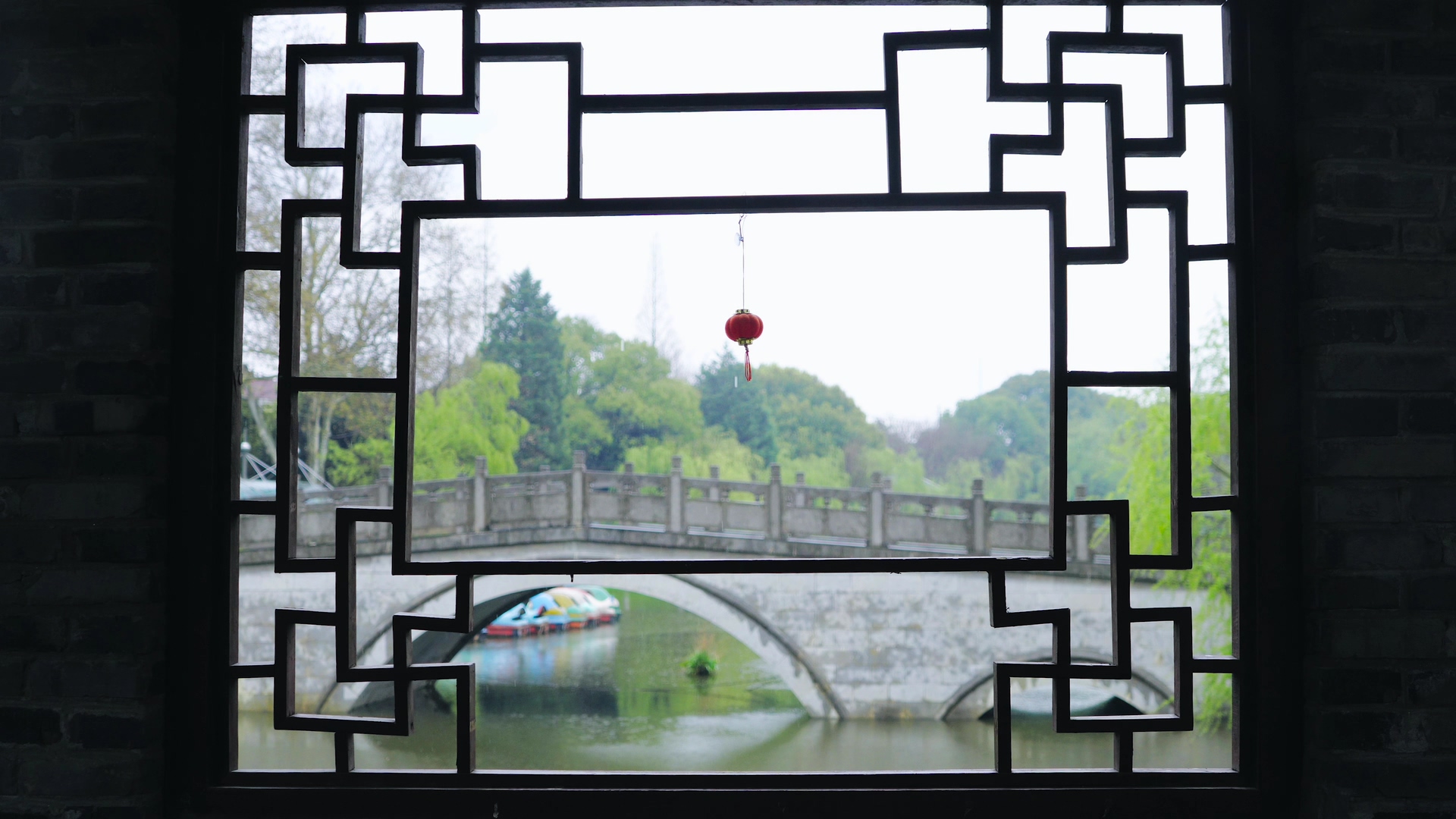 4K实拍江南风景水乡小桥下雨天意境视频的预览图