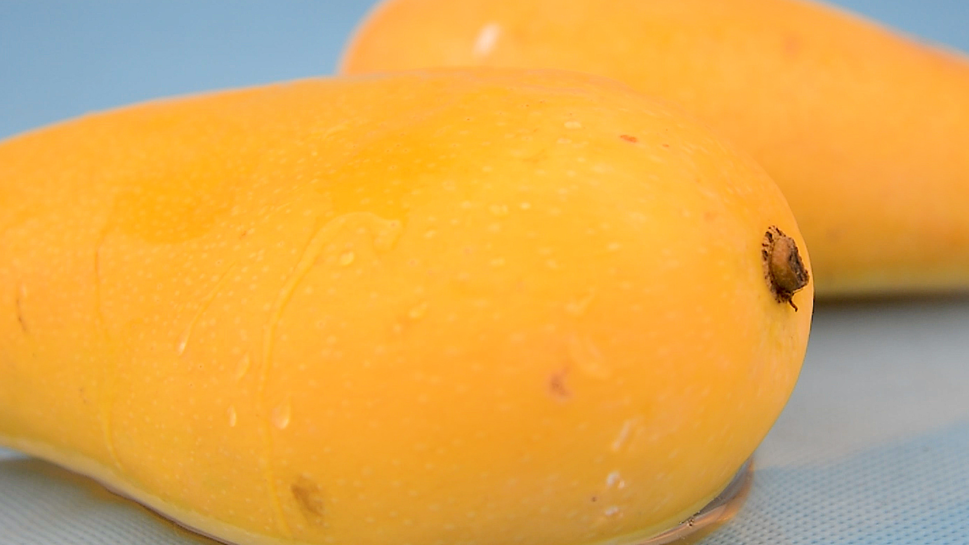 实拍水滴滴落到新鲜芒果上视频的预览图