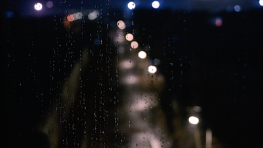 4K实拍雨天特写雨滴窗户意境镜头视频的预览图