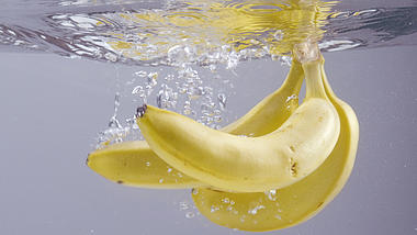 4K香蕉水果落水起泡慢动作广告风视频的预览图