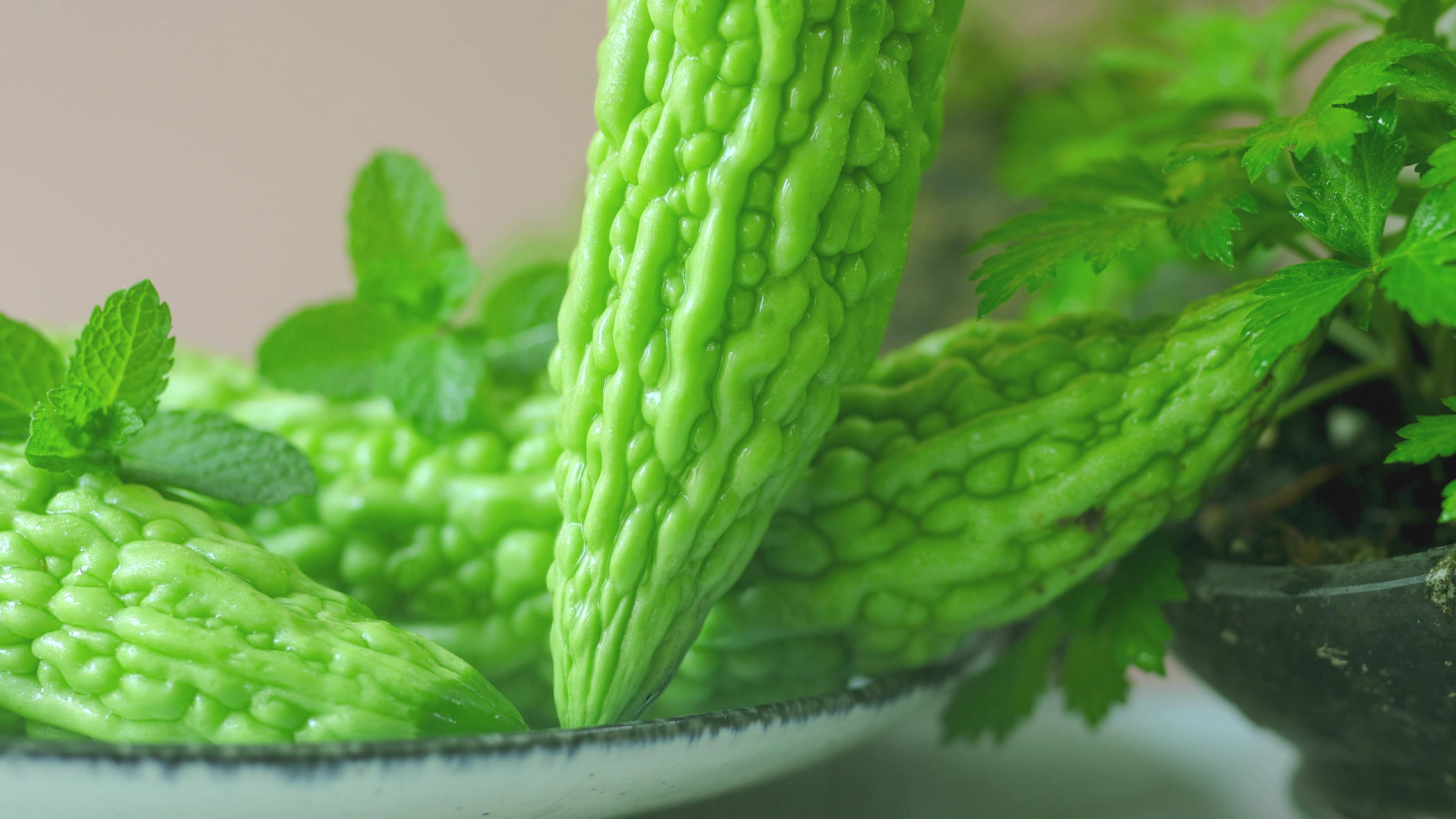 4K苦瓜夏季时令蔬菜绿色蔬菜农产品视频的预览图