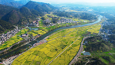 4K大气俯瞰贵州丘陵金海雪山田野乡村视频的预览图