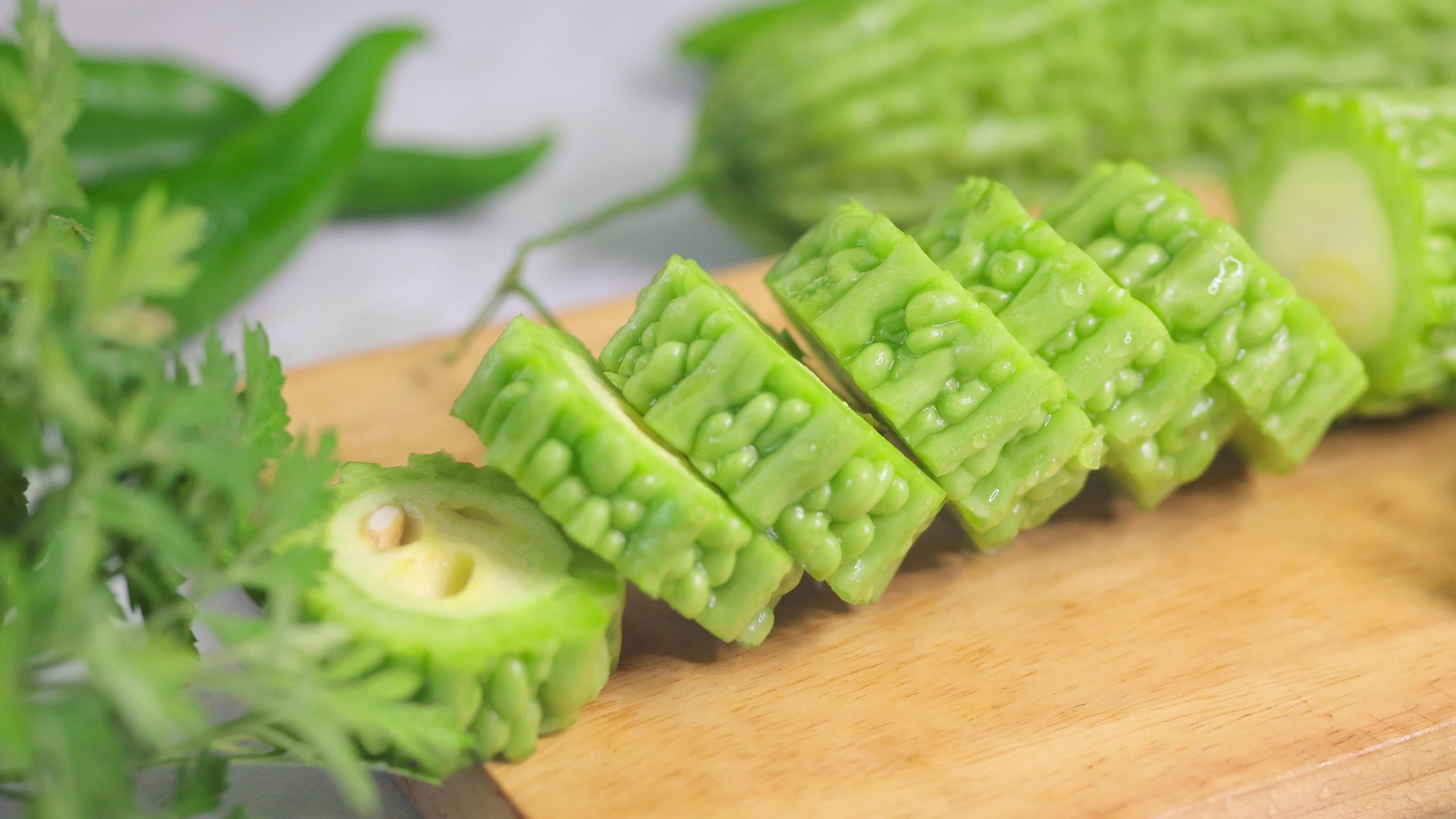 4k实拍绿色健康苦瓜凉瓜食材蔬菜农产品视频的预览图