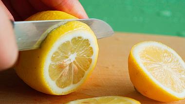 1080水果广告刀切新鲜柠檬片特写镜头实拍视频视频的预览图
