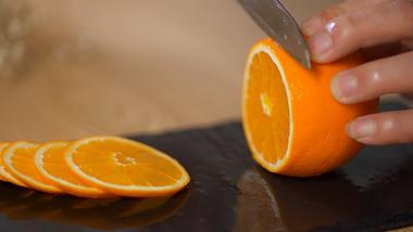 4K实拍广告风切橙子视频素材视频的预览图