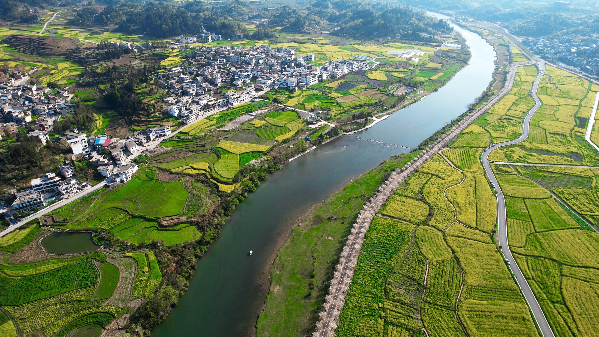 4K大气航拍长江支流生态乡村田野视频的预览图