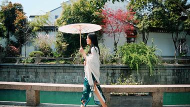 1080穿旗袍江南女子撑着伞漫步在古镇上实拍视频视频的预览图