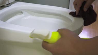 4K实拍家政服务打扫卫生清洁马桶视频的预览图