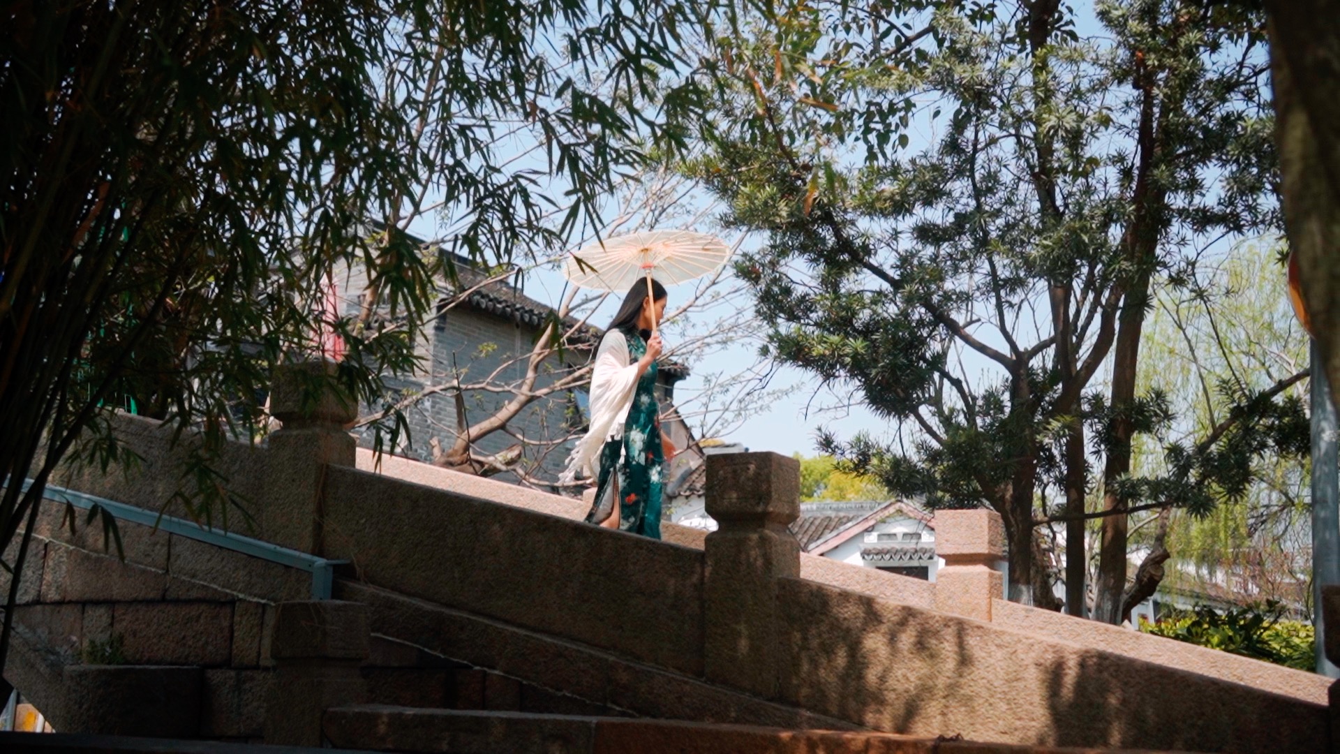 1080穿旗袍江南女子从桥上走过风光意境视频视频的预览图