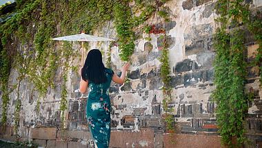 1080江南女子撑着伞走过古镇小巷背影视频视频的预览图