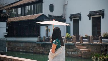 1080江南女子撑伞坐在桥边看风景实拍视频视频的预览图