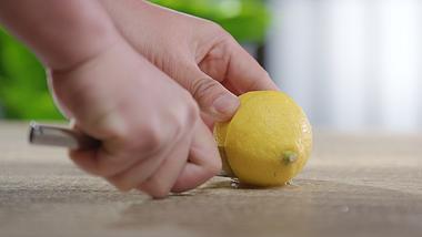 4K实拍柠檬切柠檬片做饮料视频的预览图