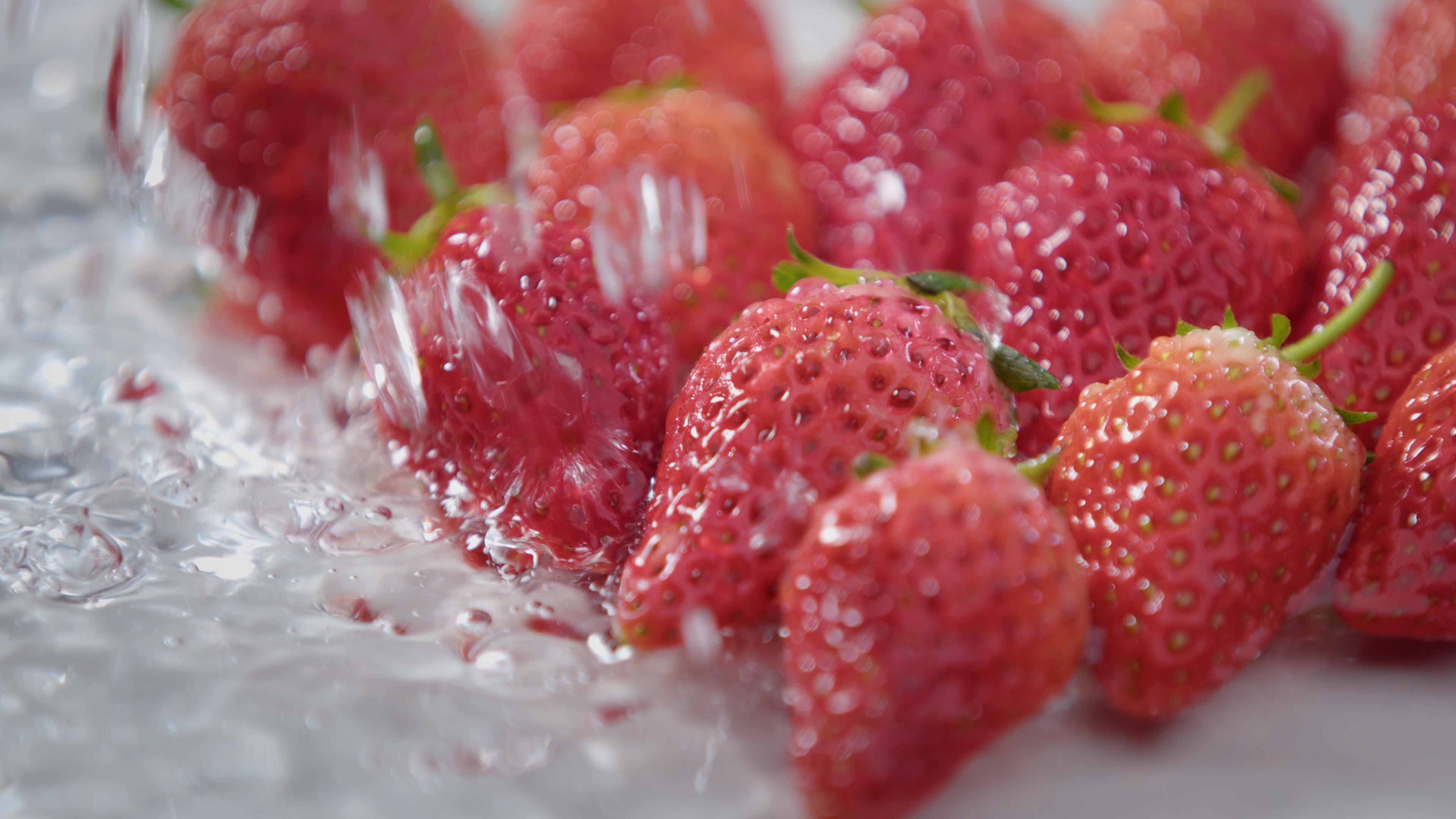 4K实拍水洒在新鲜草莓上饮品店广告素材视频的预览图