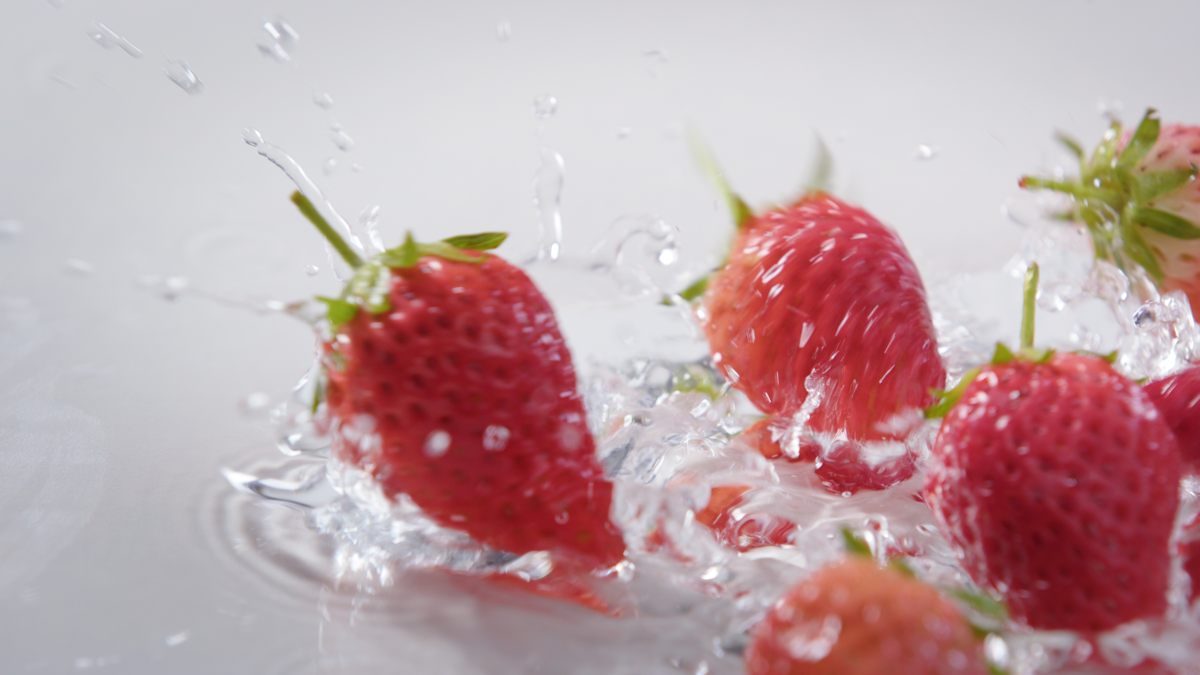4K实拍新鲜草莓掉落广告拍摄素材视频的预览图