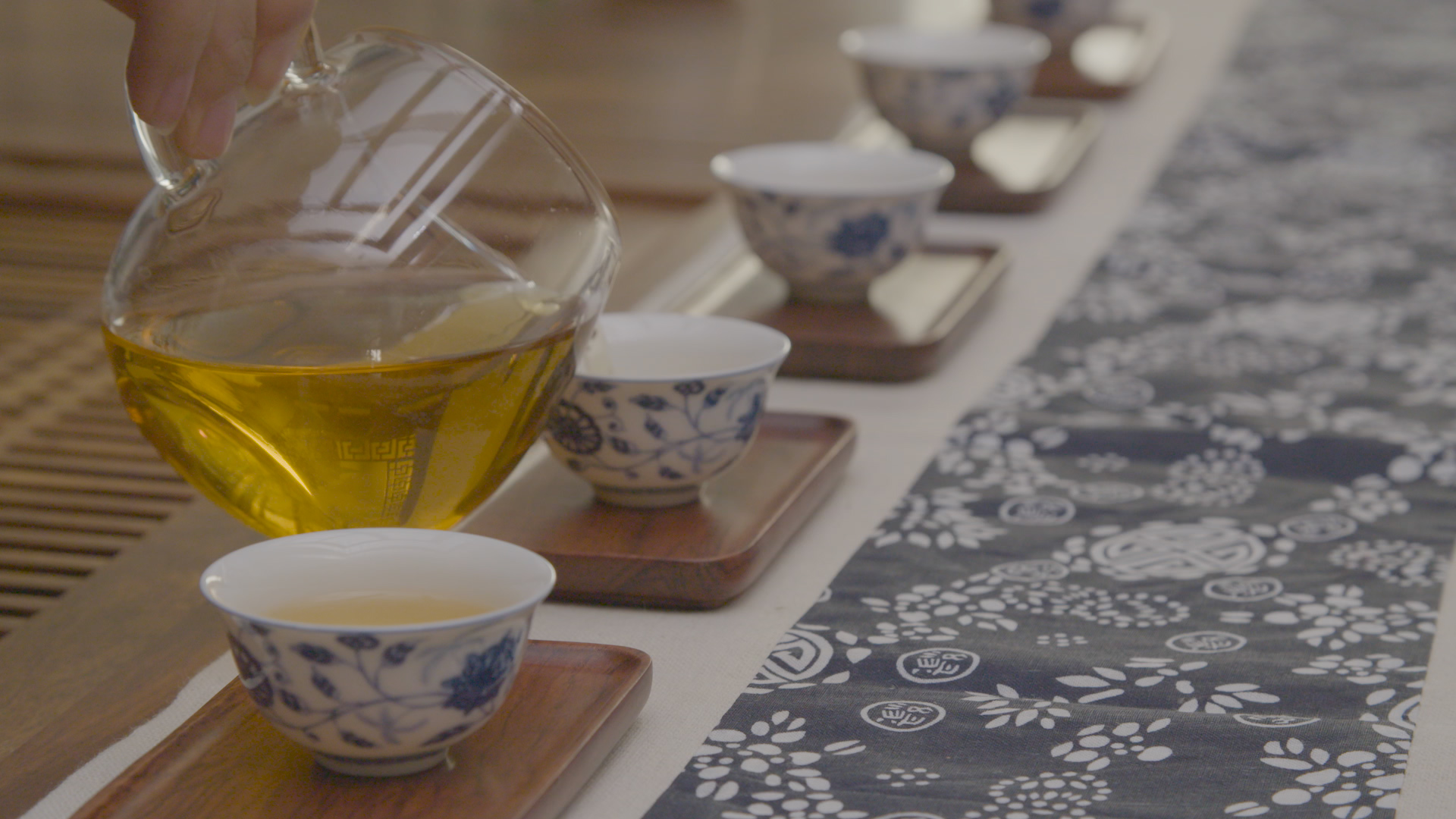1080P实拍泡茶茶叶倒茶沏茶茶艺茶道视频的预览图