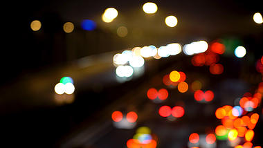 4k实拍城市车水马龙车流光斑视频的预览图
