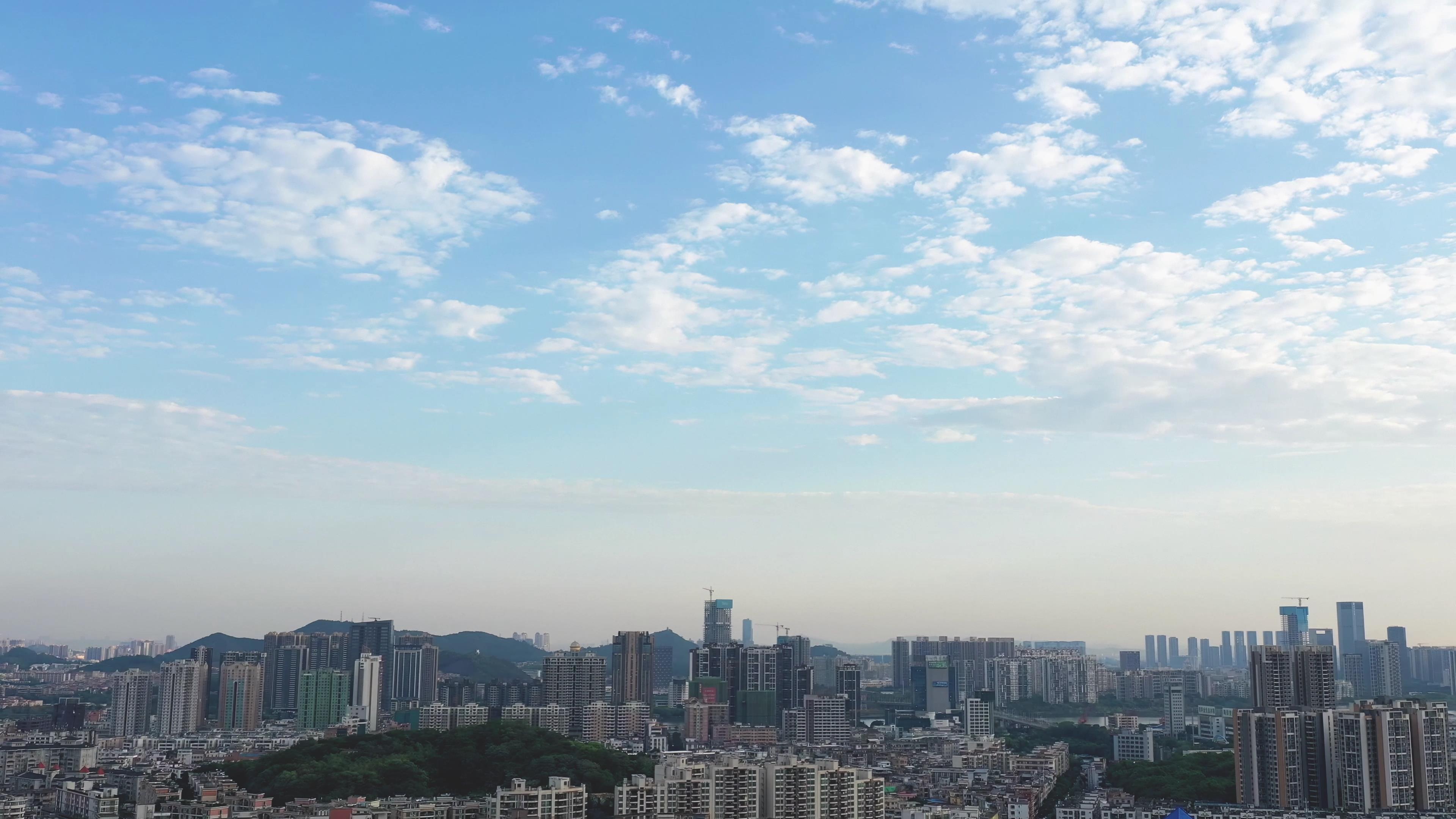 4k实拍城市天际线黎明天空云海飘动视频的预览图