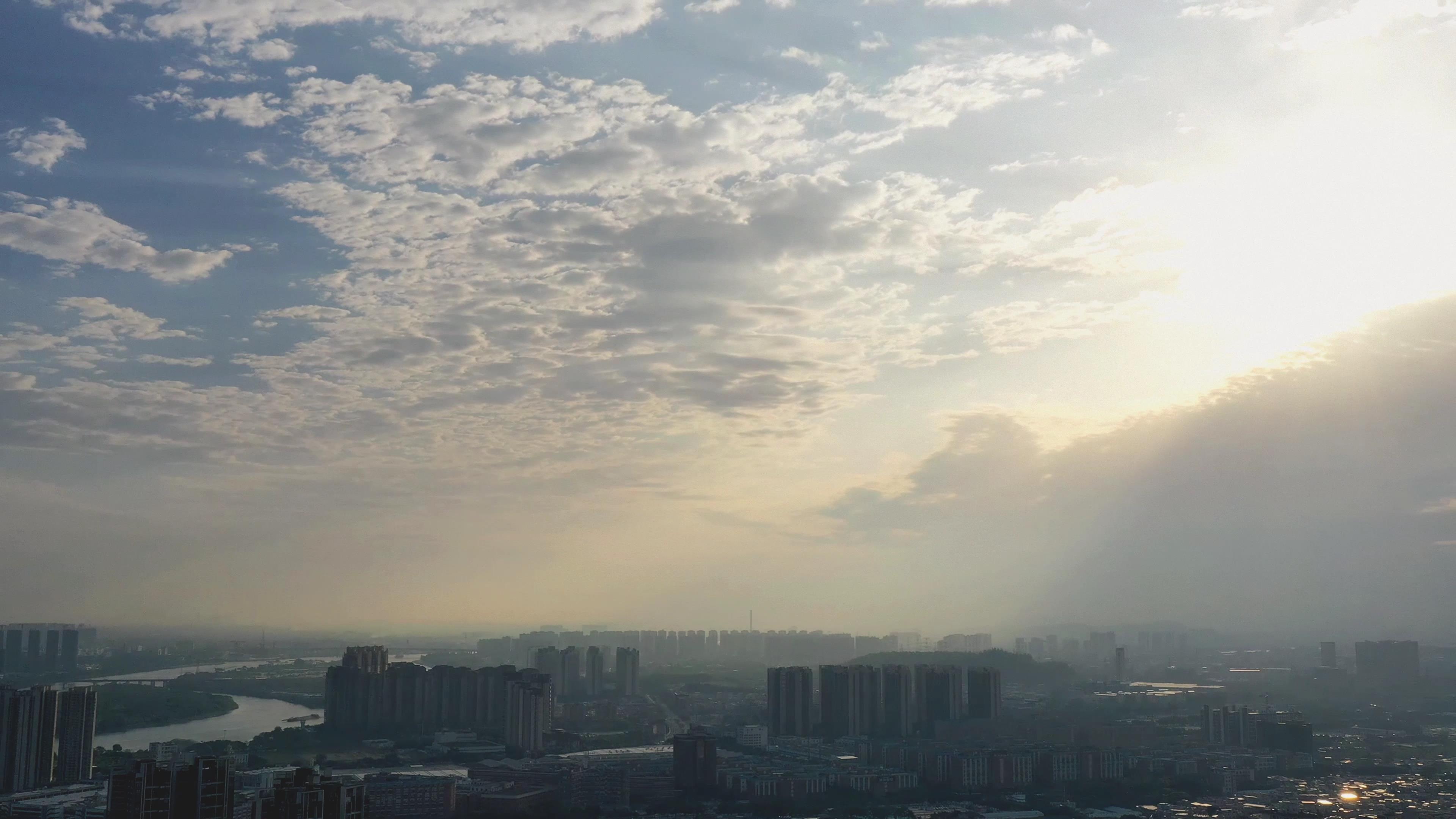 4k实拍黎明城市天际线橙色日出云海视频的预览图