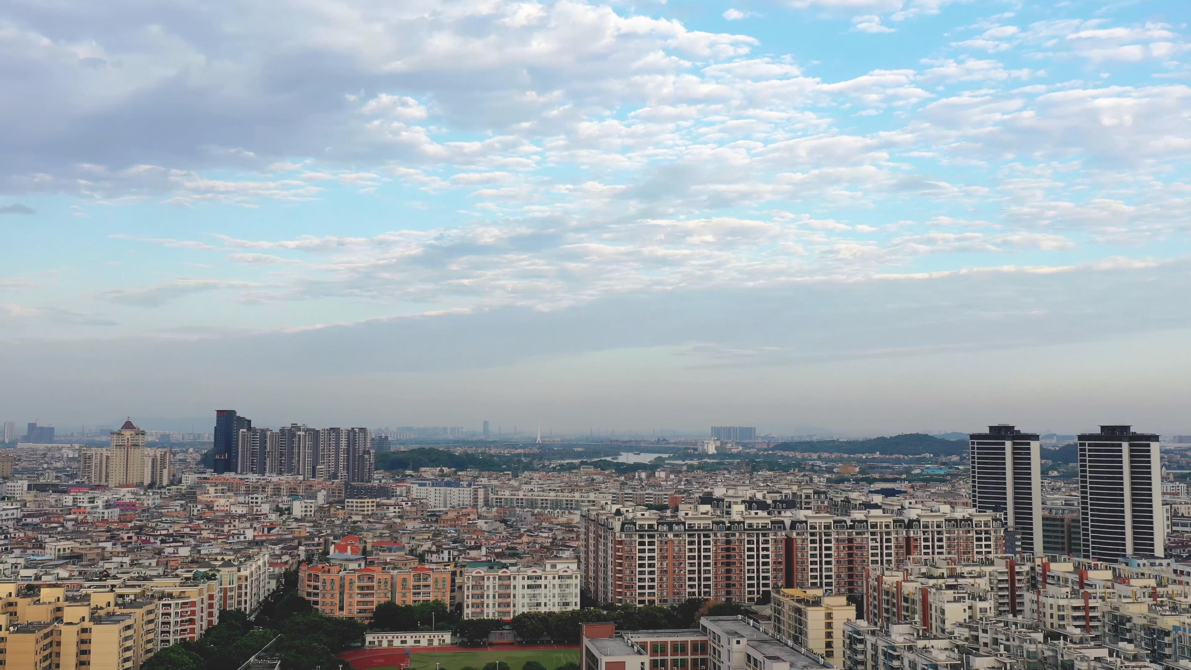 4k实拍城市建筑天际线蓝天天空云海飘动视频的预览图