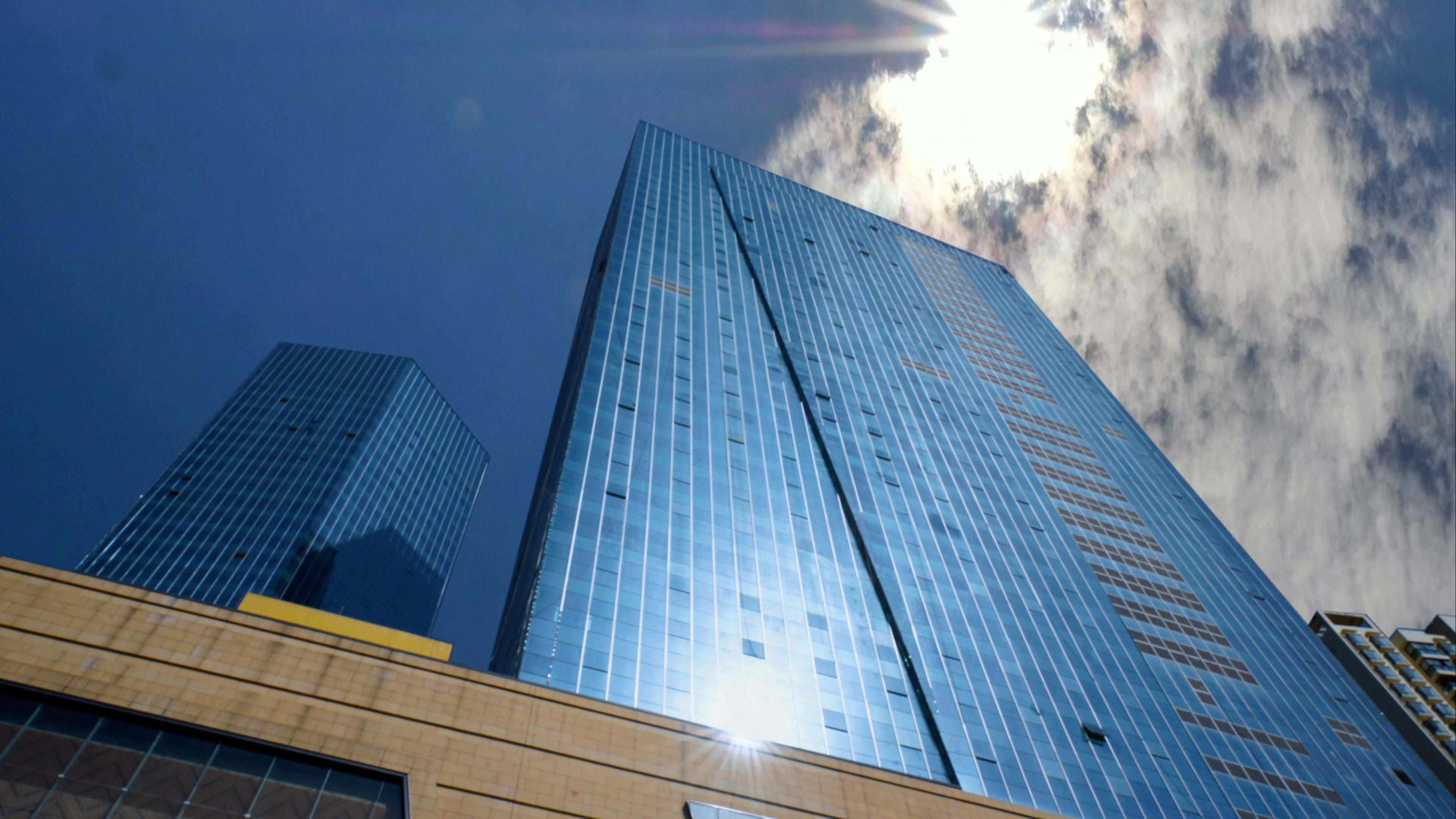 4K拍摄商务大楼云层阳光延时视频的预览图