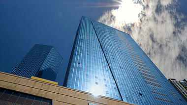 4K拍摄商务大楼云层阳光延时视频的预览图