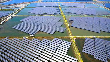 4K航拍光伏发电基地太阳能发电板新能源视频的预览图