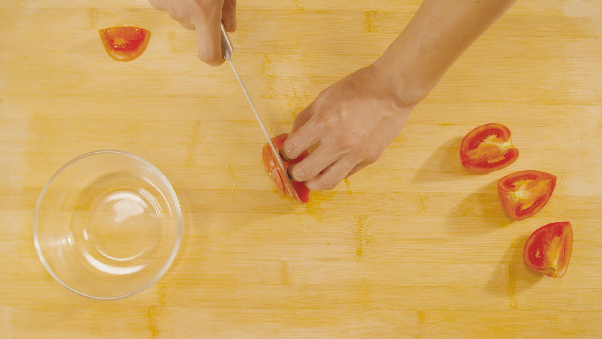 1080P俯拍厨师用刀切西红柿做菜过程实拍视频的预览图