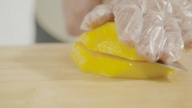 1080P俯拍厨师切块芒果美食烹饪实拍视频的预览图