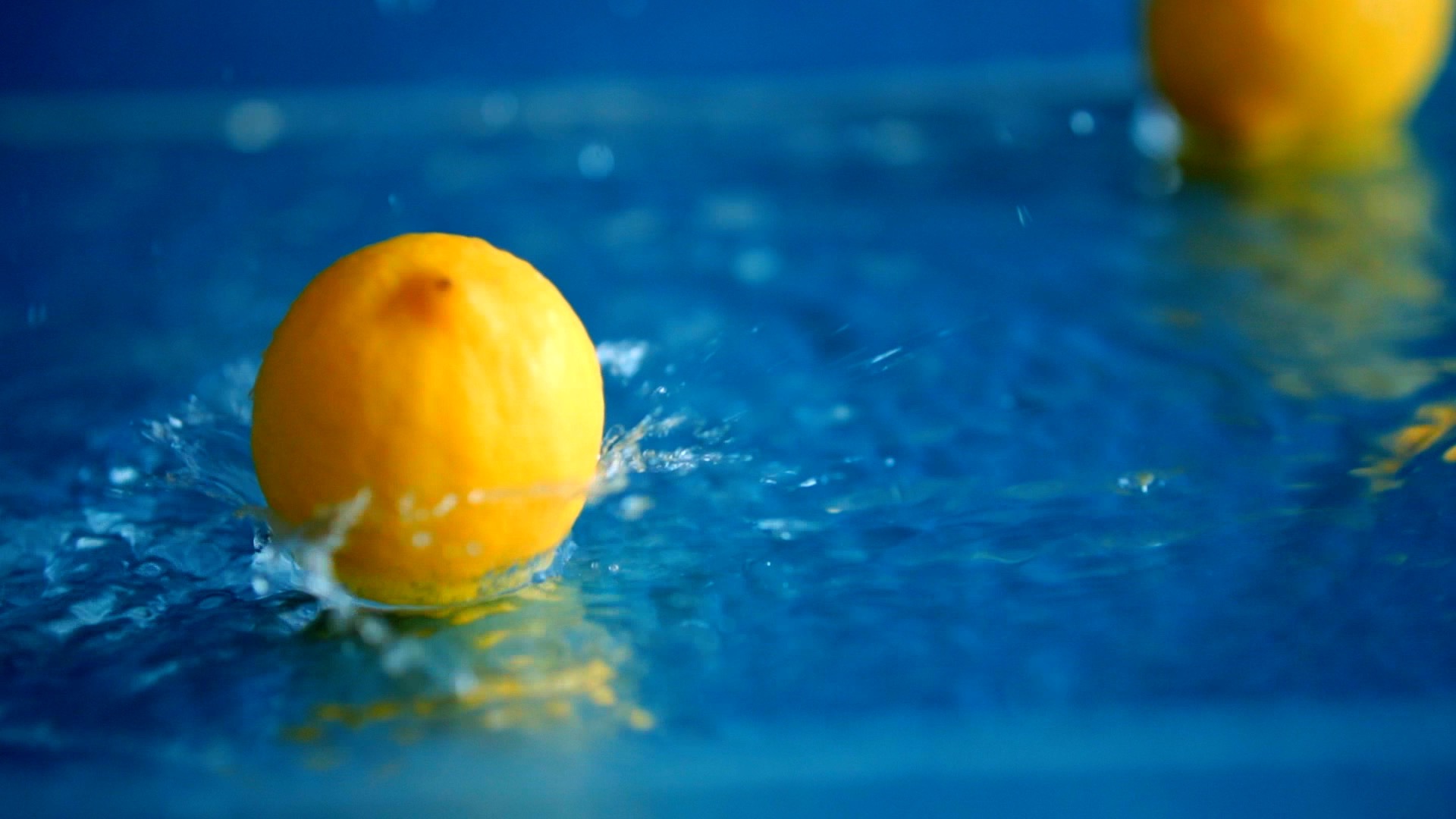 1080实拍柠檬掉入水中水花四溅慢镜头升格视频视频的预览图