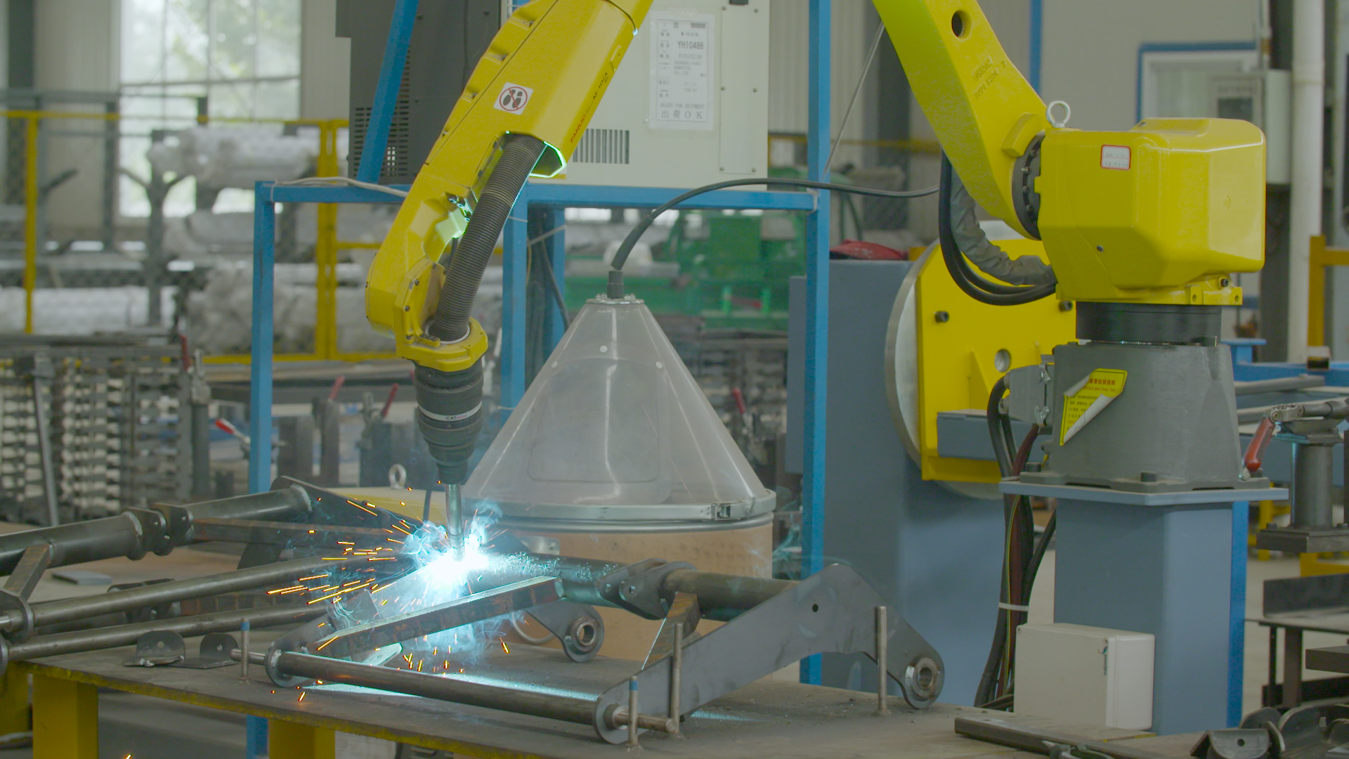 1080P机器人工作在工业工厂焊接视频的预览图