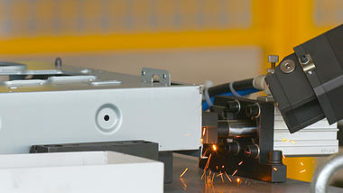 1080P机器人激光切割焊接操作特写实拍视频的预览图