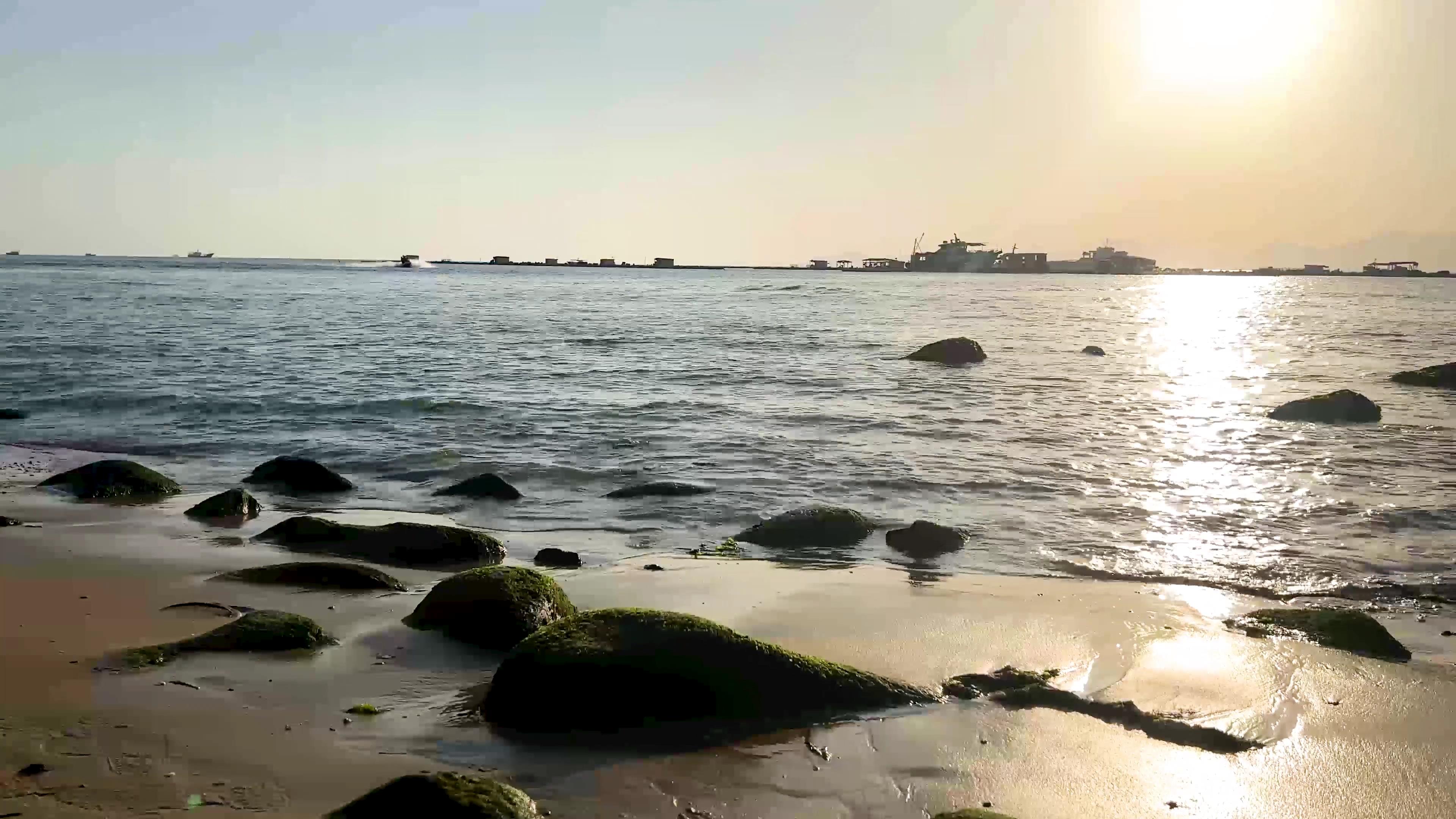 4k实拍夕阳海边沙滩日落海水拍打岸边视频的预览图