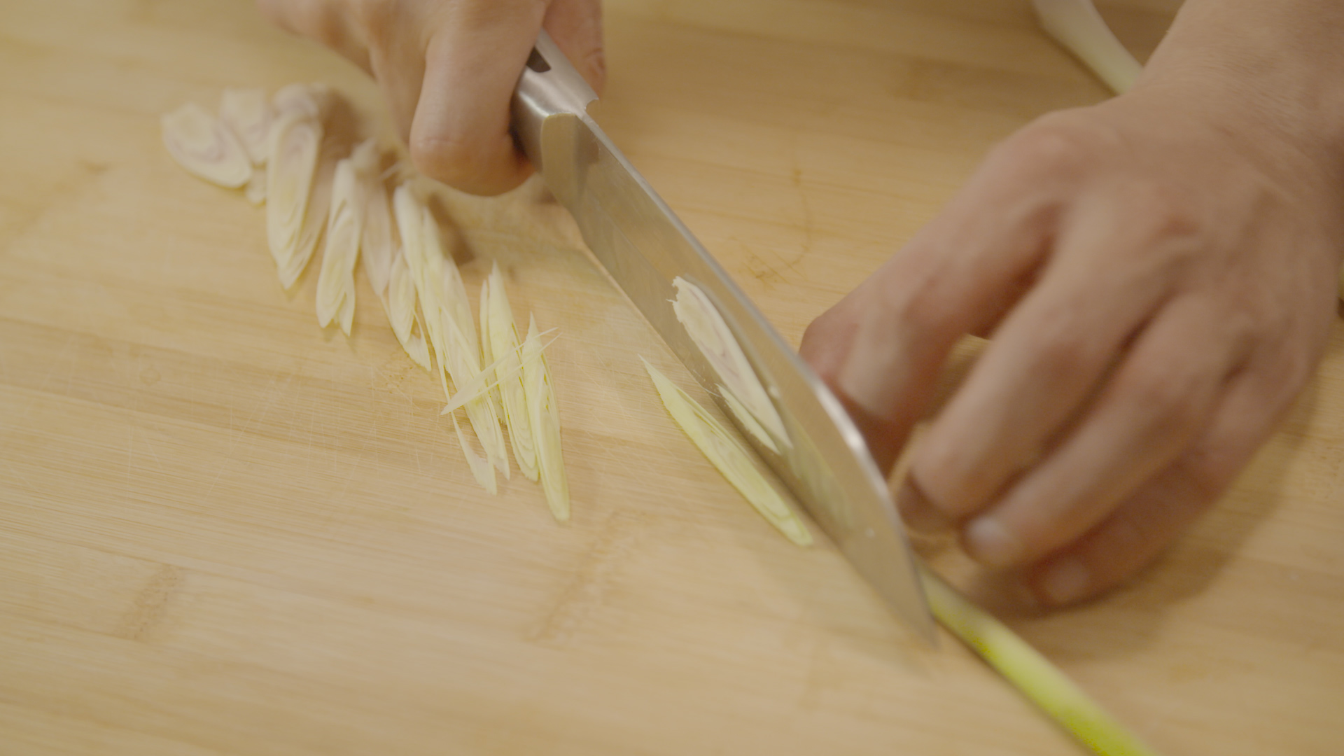 1080P厨师切葱切辣椒做菜准备实拍视频的预览图