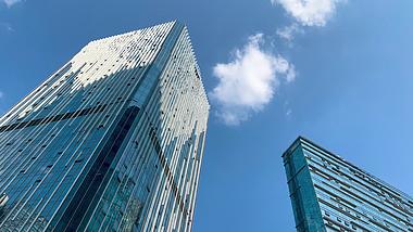 4K拍摄商务大楼云层阳光延时金融风视频视频的预览图