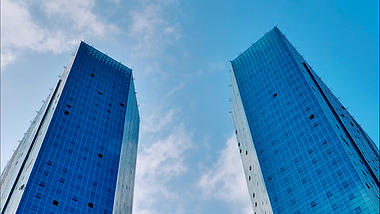 4K延时拍摄城市商务大楼蓝天云层延时视频的预览图