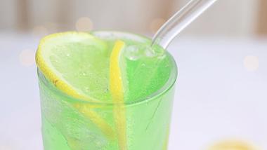 4k汽水冰块夏季气泡清凉饮料饮品广告视频的预览图