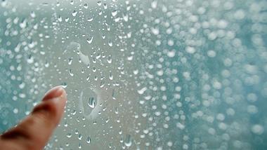 1080下雨天玻璃窗画爱心人文意境视频视频的预览图