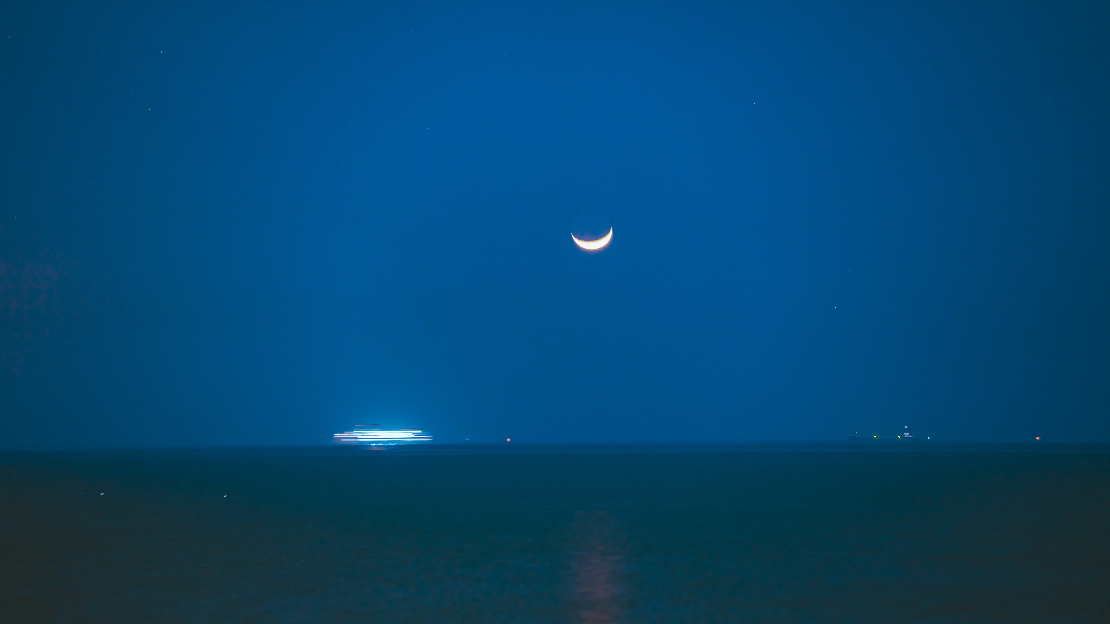8K唯美延时海上月牙落下大海夜景视频的预览图