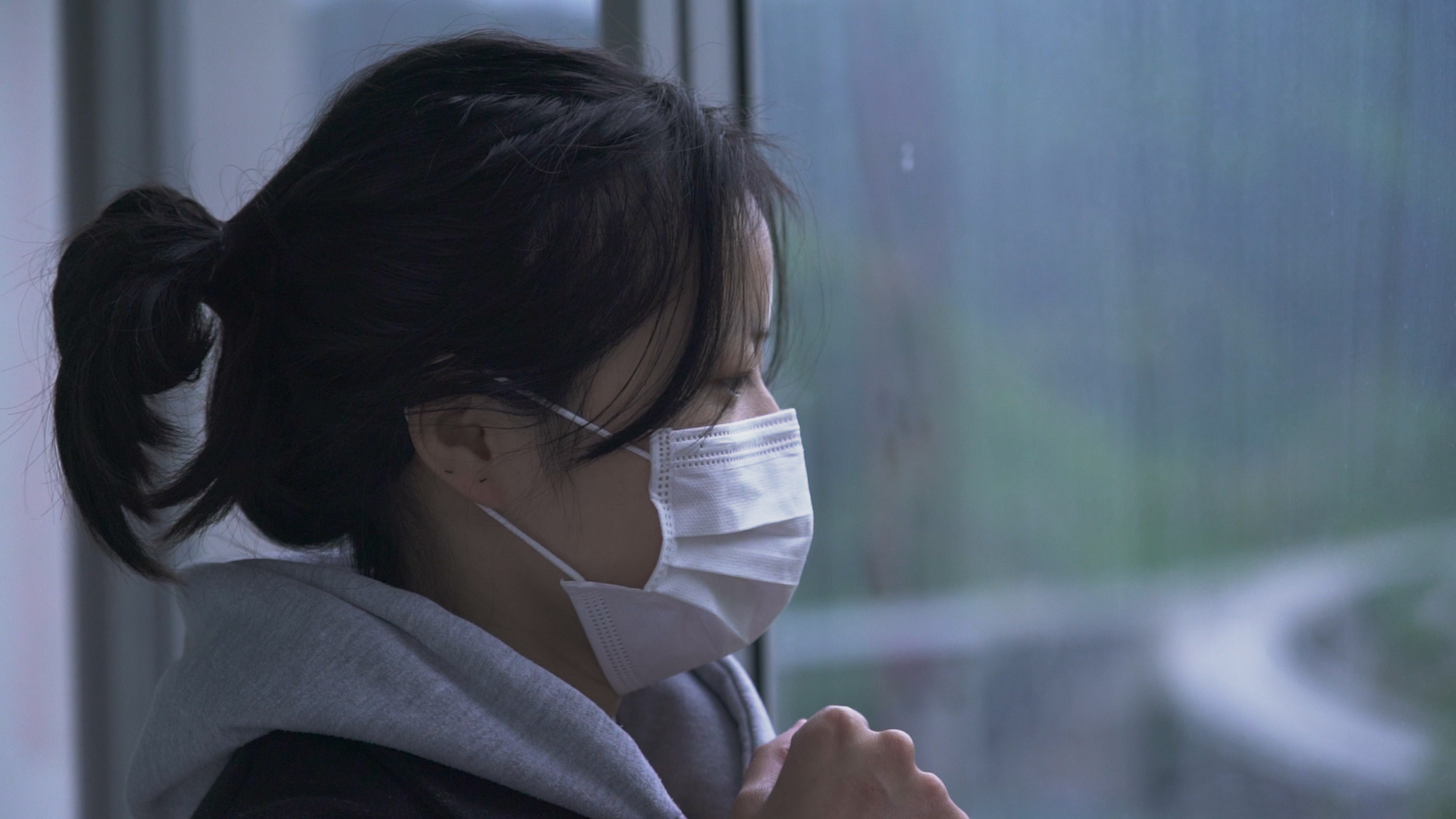 4K实拍少女对着窗户咳嗽摸喉咙实拍视频视频的预览图