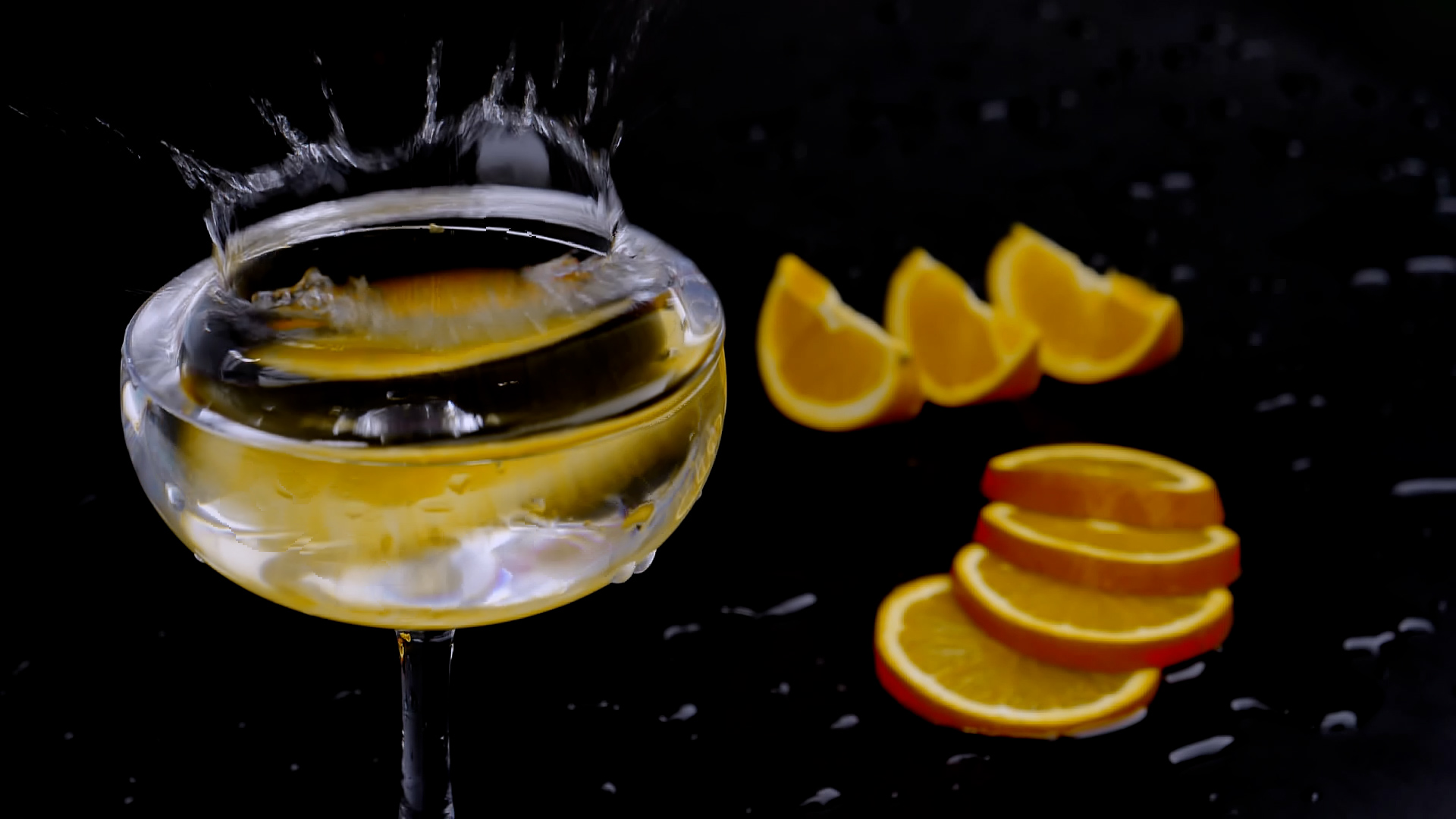 4K拍摄橙子片入水杯溅水升格视频的预览图