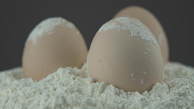 4K面粉鸡蛋烘焙原材料产品视频视频的预览图