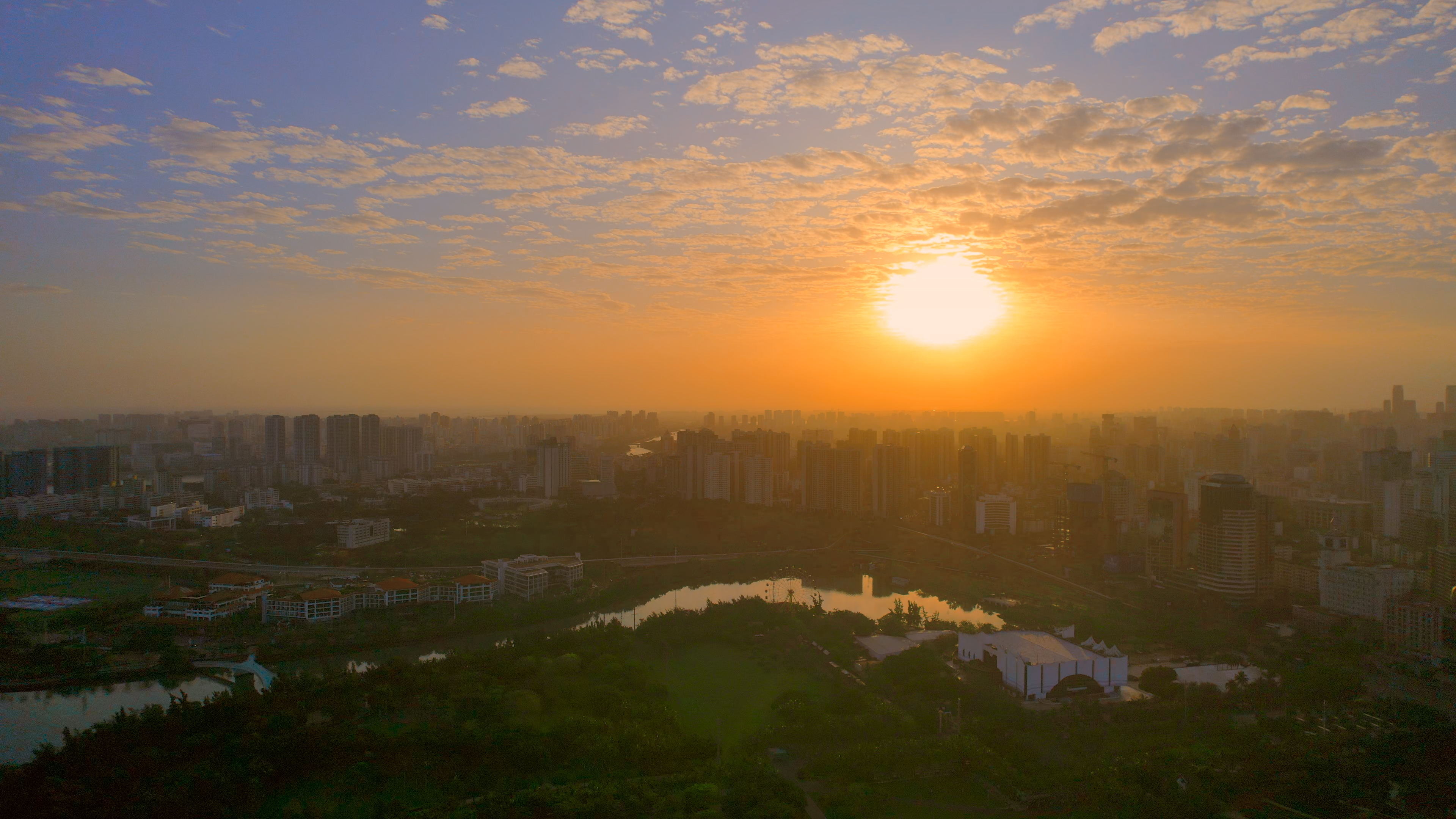 4K唯美航拍海南岛海口日出朝霞城市风景视频的预览图