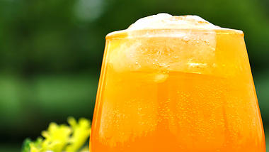 4K拍摄夏天橙汁气泡水饮料升格视频的预览图