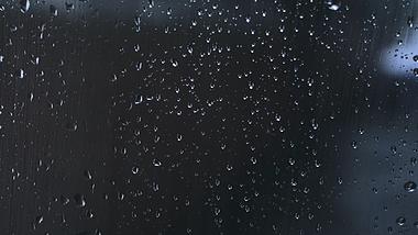 4K实拍下雨天车窗玻璃雨珠意境视频的预览图